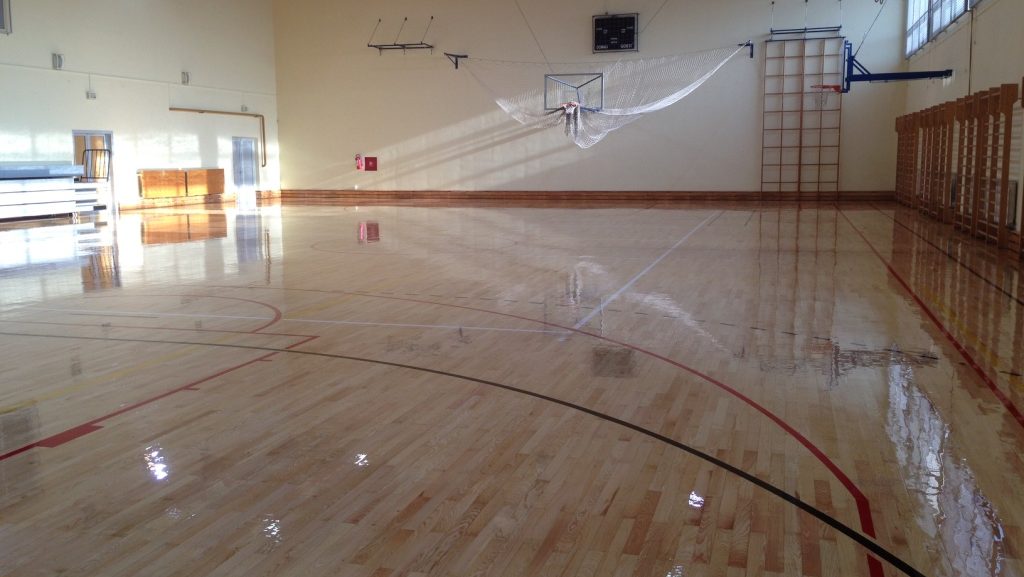 brusenje i lakiranje sportskog poda